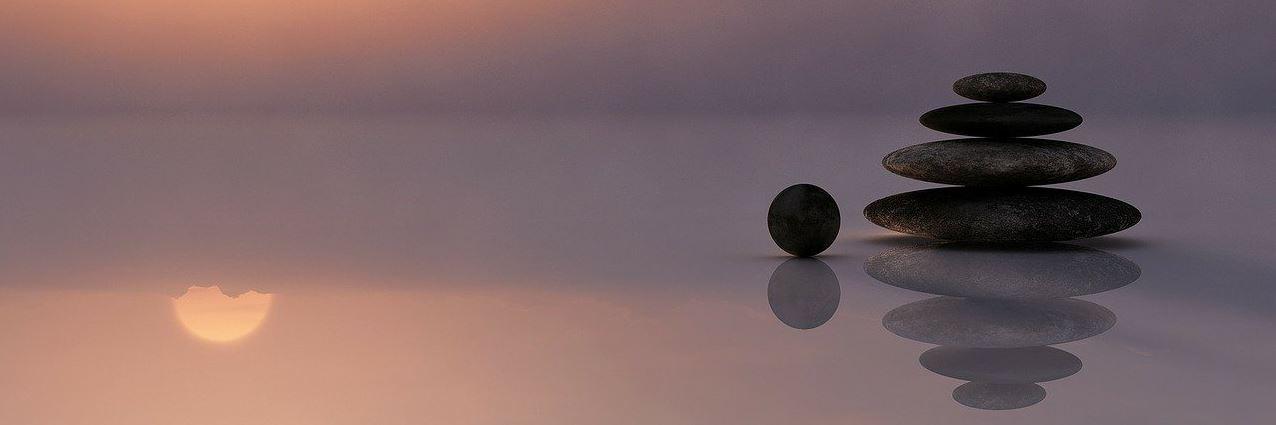 (8 bis) Composition d'empilement de pierres sur étendue d'eau et couher de soleil