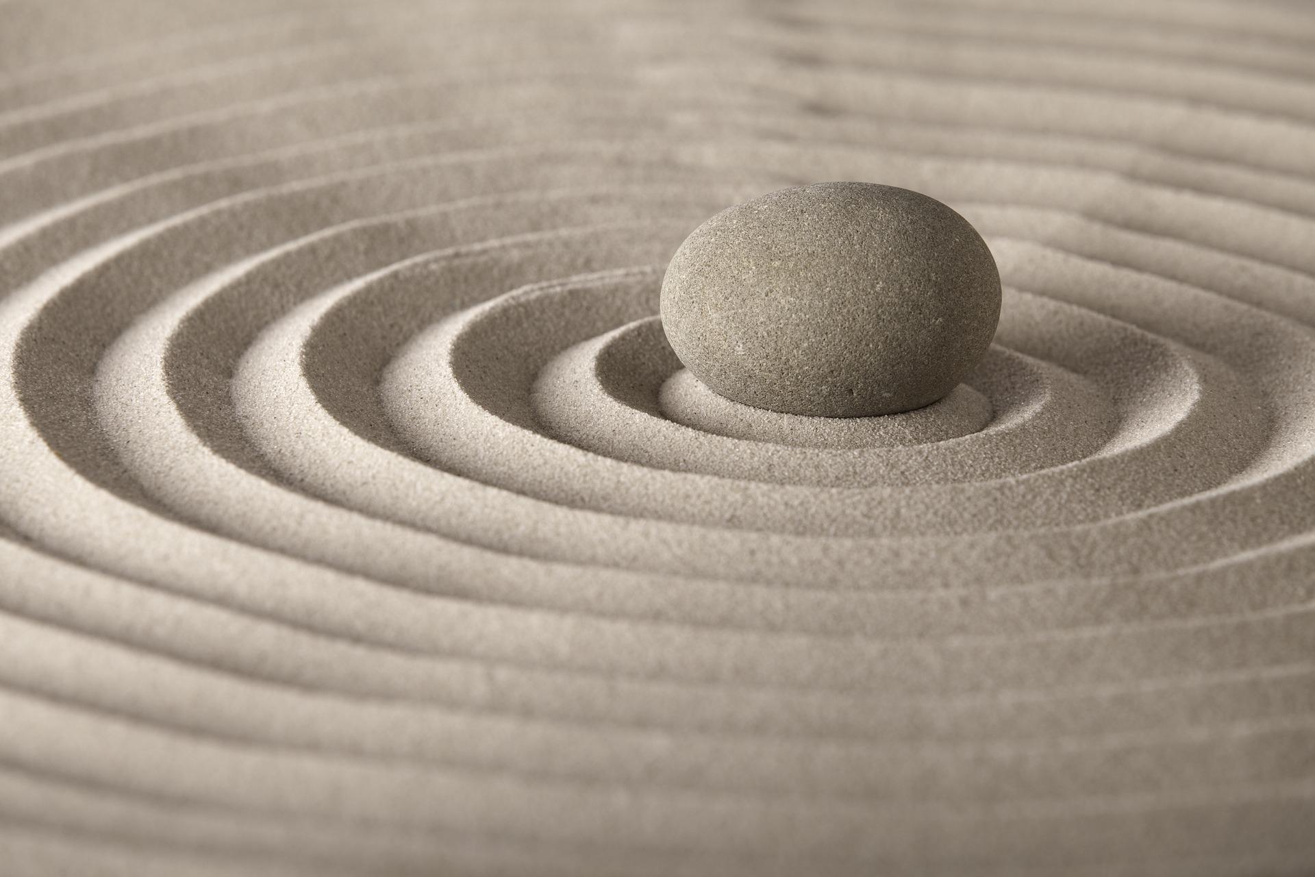 (7) Jardin sec japonais composé de sable, de rochers et de graviers